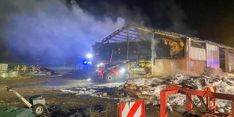 FFW Schwalmtal: Reifenlager in Flammen - Feuer greift auf landwirtschaftliche Halle über - Foto: presseportal.de