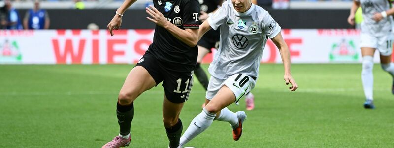 Bayerns Lea Schüller im Duell mit der Wolfsburgerin Svenja Huth. - Foto: Uli Deck/dpa