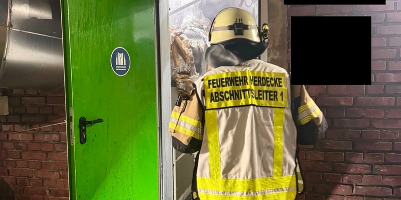 FW-EN: Abschlussmeldung - Brand im Industriebetrieb in Herdecke - Die Feuerwehren des Ennepe-Ruhr-Kreis sind mit 132 Einsatzkräften über 7 Stunde im Einsatz. - Foto: presseportal.de
