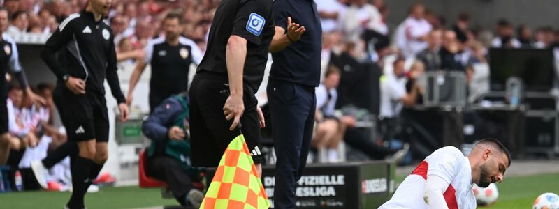 Lieferten sich ein umkämpftes Duell: Stuttgarts Leweling und Sander von Mönchengladbach. - Foto: Markus Lenhardt/dpa