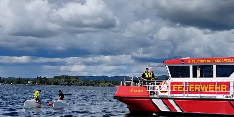FW-Radolfzell: Katamaran gekentert - Foto: presseportal.de