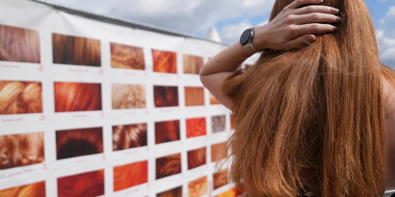 Das Rothaarigen-Festival in Tilburg ist wie ein Familientreff. - Foto: Virginia Mayo/AP/dpa