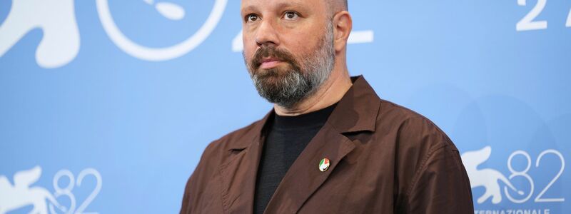Regisseur Lanthimos trug in Venedig einen Anstecker mit den Farben der palästinensischen Flagge. - Foto: Scott A Garfitt/Invision/AP/dpa