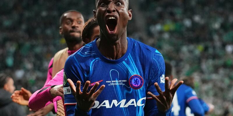 Nicolas Jackson soll die Offensive beim FC Bayern München verstärken - aber kommt es auch dazu? - Foto: Petr David Josek/AP/dpa