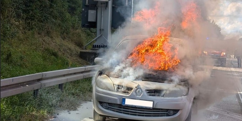 FW Stuttgart: Vollbrand eines PKW auf der Bundesautobahn A8 - Foto: presseportal.de