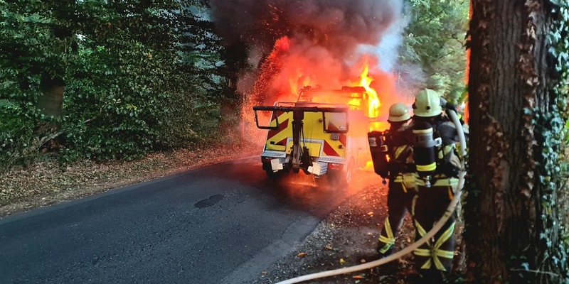 FW Bocholt: Fahrzeugbrand auf der Schloßallee - Feuerwehr Bocholt im Einsatz - Foto: presseportal.de