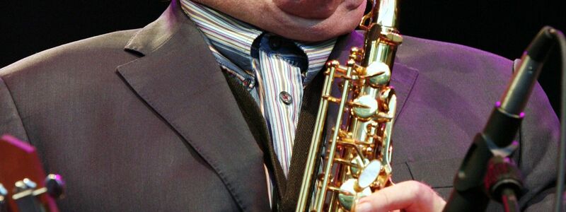 Van Morrison ist auch ein versierter Saxofonist - hier bei einem Konzert in Freiburg 2007. (Archivbild) - Foto: picture alliance / dpa