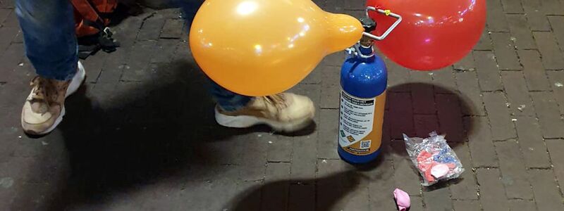 Lachgas aus Luftballons einzuatmen, ist kein harmloser Party-Spaß. Die gesundheitlichen Folgen können gravierend sein. (Archivbild)  - Foto: Annette Birschel/dpa