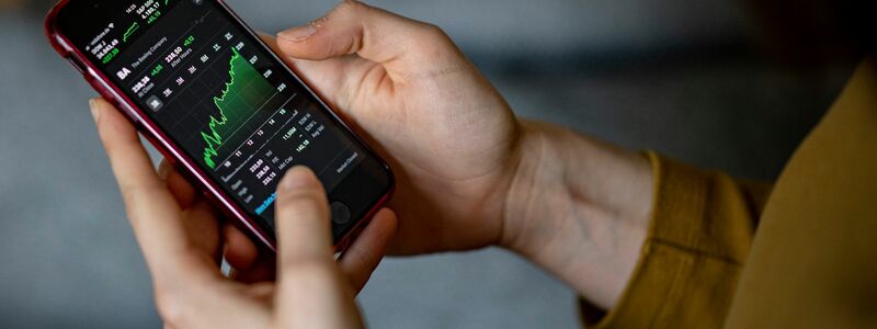 Lieber Aktien oder lieber Tagesgeld? Viele holen sich Rat bei Freunden (Symbolbild) - Foto: Fabian Sommer/dpa/dpa-tmn