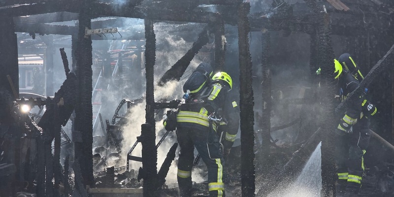 FW Bad Segeberg: Brand eines Anbaus in voller Ausdehnung - zwei Katzen gerettet - Foto: presseportal.de