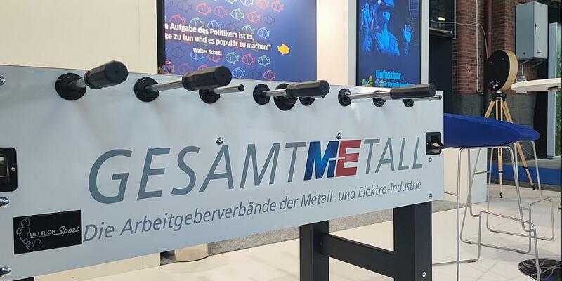 Kicker mit Gesamtmetall-Logo (Archiv) - Foto: über dts Nachrichtenagentur