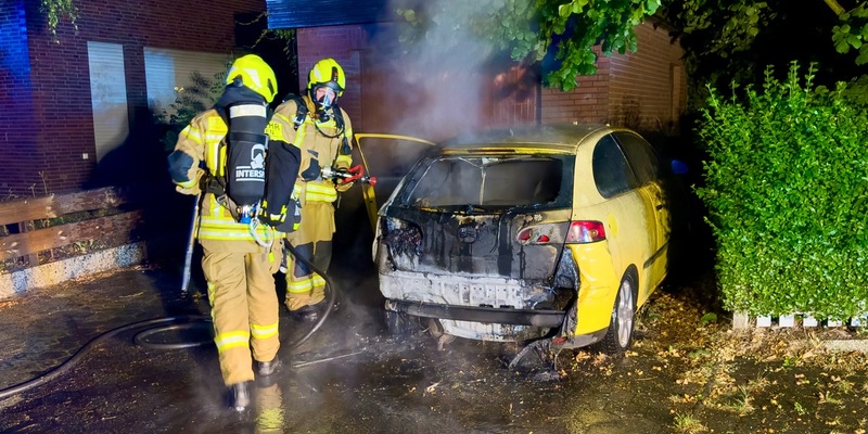FW-OLL: Nächtlicher Fahrzeugbrand vor Wohngebäude - Foto: presseportal.de