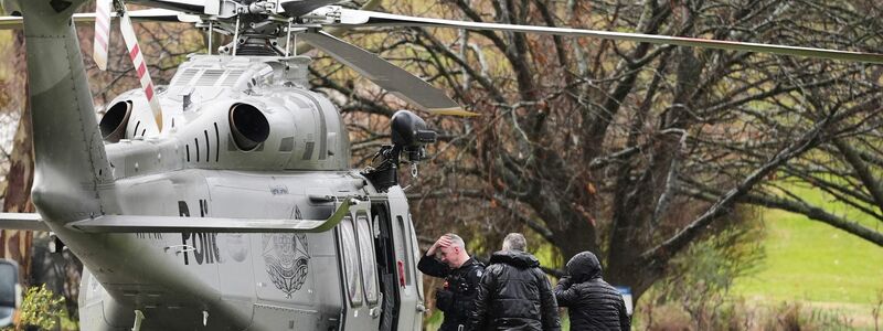 Die Polizei richtete ihre Kommandozentrale auf einem Weingut ein. - Foto: Simon Dallinger/AAP/AP/dpa