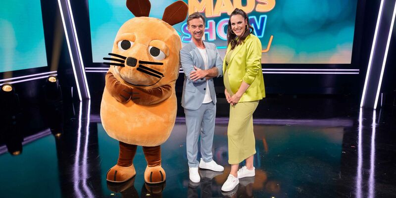 Vor ihrer Pause hatte Moderatorin Esther Sedlaczek ihren Kollegen und Vertreter Florian Silbereisen in der Show begrüßt. (Archivbild) - Foto: Annika Fußwinkel/WDR/Foolproofed/dpa