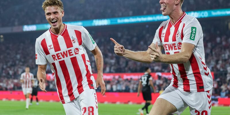 Freiburgs Lucas Höler (l) und Kölns Eric Martel kämpfen um den Ball. - Foto: Revierfoto/dpa