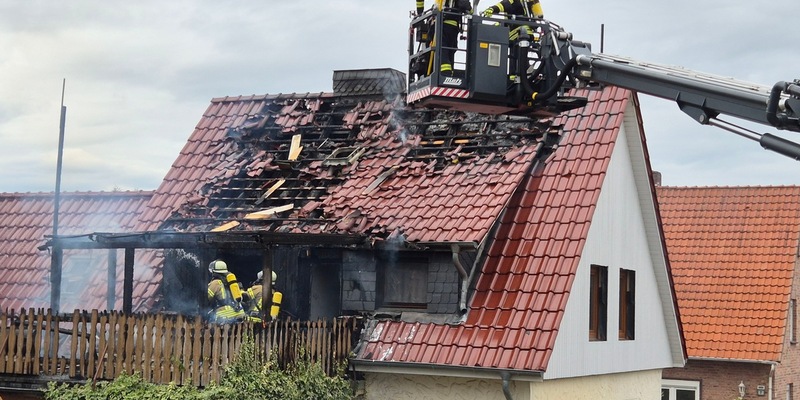 FW Südheide: Dachstuhlbrand in Hermannsburg-Großeinsatz am Sonntagnachmittag - Foto: presseportal.de