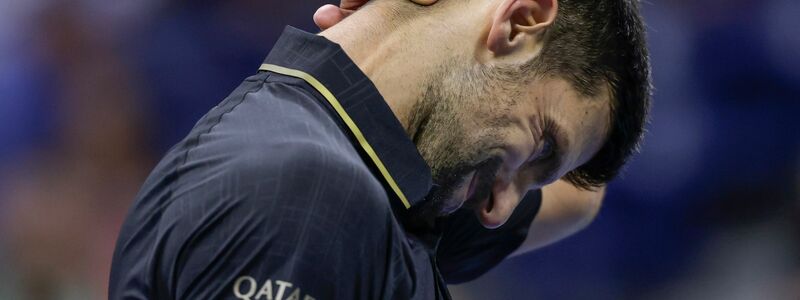 Wieder zwickt etwas: Auch gegen Jan-Lennard Struff schien Novak Djokovic körperliche Sorgen zu haben.  - Foto: Andres Kudacki/AP/dpa