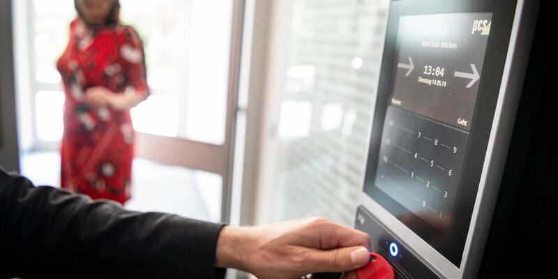 Mehr arbeiten? Bonuszahlungen und Prämien motivieren laut der Umfrage Beschäftigte am stärksten. (Symbolbild) - Foto: Sina Schuldt/dpa/dpa-tmn