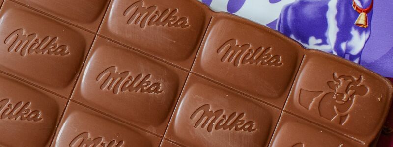 Verbraucherschützer klagen gegen die kleinere Packung von Milka-Schokolade. (Archivbild) - Foto: Jan Woitas/dpa