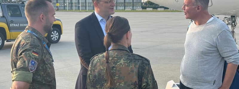 Spahn und Miersch sprachen am Weg in die Ukraine in Polen mit deutschen Soldaten, die dort mit zwei Patriot-Luftabwehrsystemen den Flughafen schützen. - Foto: Michael Fischer/dpa