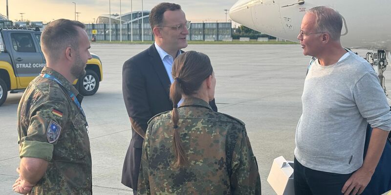 Zum Auftakt ihres Besuchs gedenken Spahn und Miersch der gefallenen Soldaten. - Foto: Michael Fischer/dpa