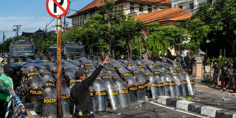 Viele der Demonstranten sollen von außerhalb nach Bali gereist sein. - Foto: Dicky Bisinglasi/SOPA Images via ZUMA Press Wire/dpa