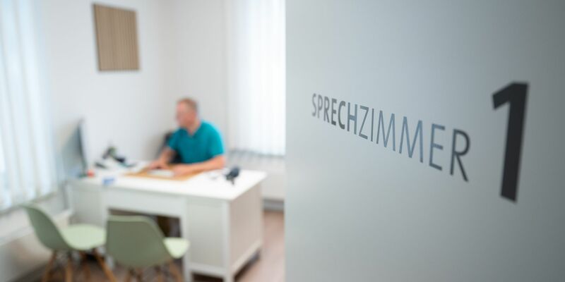 Viele Hausärzte in Deutschland sind über 60 Jahre alt. (Symbolbild) - Foto: Sebastian Kahnert/dpa