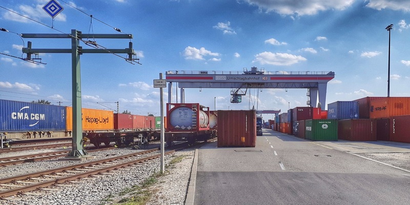 Von der Straße auf die Schiene: Ausbau des Umschlagbahnhofs Ulm-Dornstadt verdoppelt Ladekapazitäten - Foto: presseportal.de