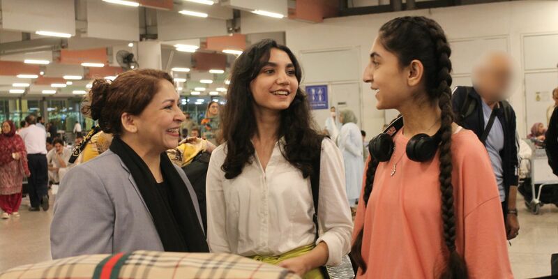 Eine afghanische Frau und ihre Tochter warten am Flughafen in Islamabad. - Foto: Nabila Lalee/dpa