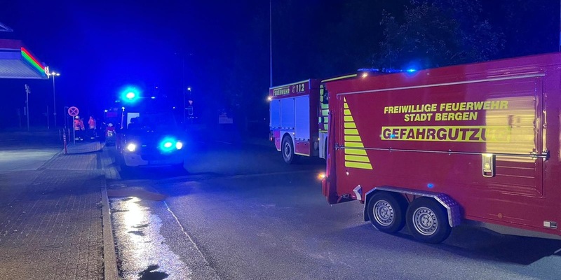 FFW Bergen: Austritt einer großen Dieselmenge nach Kollision mit Laterne - Foto: presseportal.de