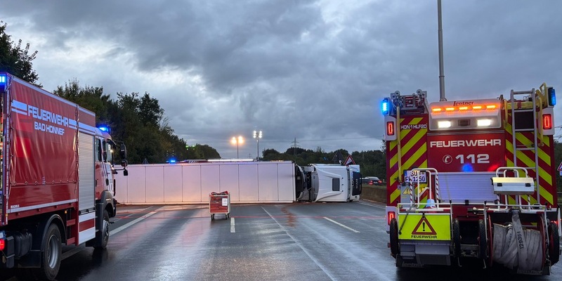 FW Bad Honnef: Umgestürzter LKW auf der A3 bei Bad Honnef sorgt für stundenlange Vollsperrung - Foto: presseportal.de