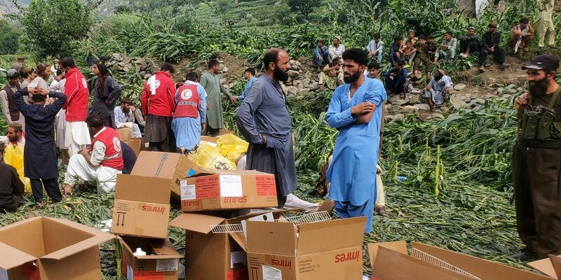Helfer sind in Afghanistan im Einsatz. - Foto: Hedayat Shah/AP/dpa