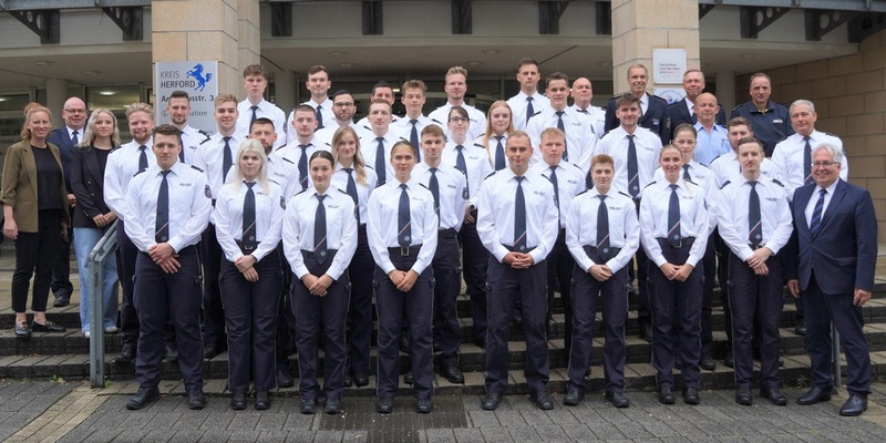 POL-HF: 31 neue Beamtinnen und Beamte bei der Kreispolizeibehörde Herford - Begrüßung durch den Behördenleiter - Foto: presseportal.de