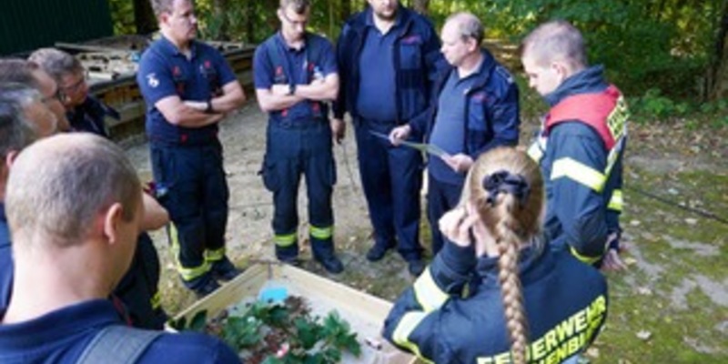 FW Kranenburg: Feuerwehr Kranenburg trainiert Vegetationsbrandbekämpfung mit praktischer Ausbildung im Reichswald und auf dem Feld - Foto: presseportal.de