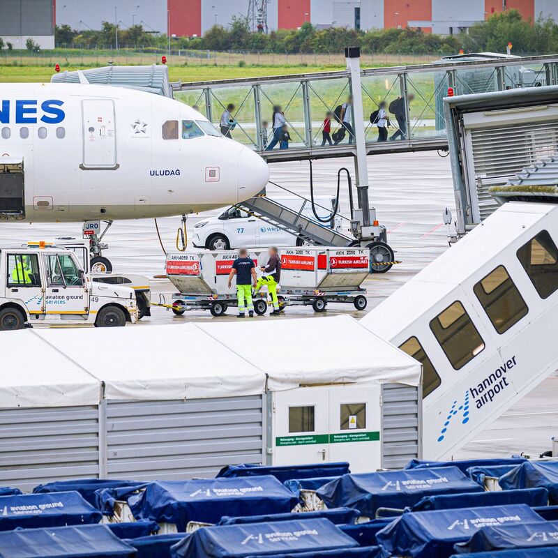 Trotz Stopp des Aufnahmeprogramms durften erneut einige Afghanen nach Deutschland ausreisen. - Foto: Moritz Frankenberg/dpa