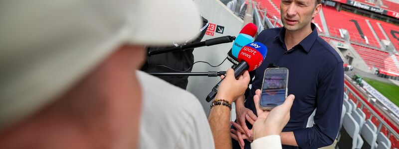 Simon Rolfes erklärte das Aus des Trainers der Presse.  - Foto: Christoph Reichwein/dpa