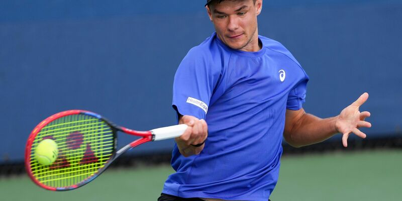 Diese heiß begehrte Sonnenkappe sorgt jetzt auch in Polen für viel Wirbel und Kritik an einem Geschäftsmann. (Archivbild) - Foto: Kirsty Wigglesworth/AP/dpa