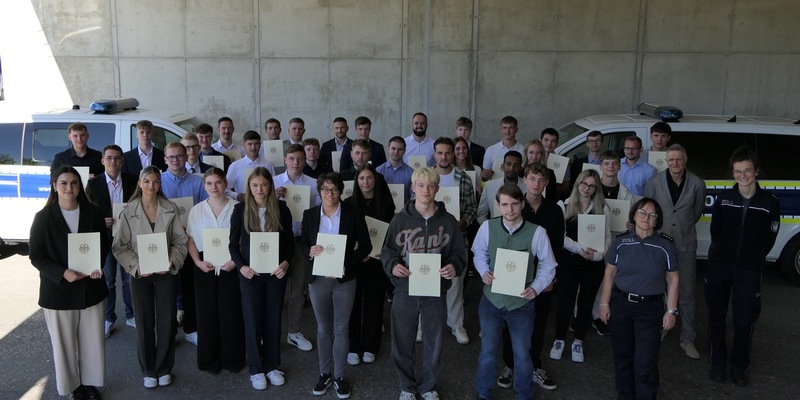 HZA-RO: 38 Berufseinsteiger beim Hauptzollamt Rosenheim vereidigt / Verstärkung im mittleren und gehobenen Zolldienst - Foto: presseportal.de
