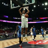 Wenig Arbeit, viel Glanz: Flügelspieler Isaac Bonga. - Foto: Matthias Stickel/dpa