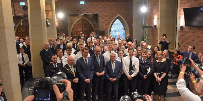 POL-MS: Ein ganz besonderer Empfang: Bundeskanzler, Ministerpräsident und NRW-Innenminister begrüßen 115 neue Kolleginnen und Kollegen bei der Polizei Münster - Foto: presseportal.de