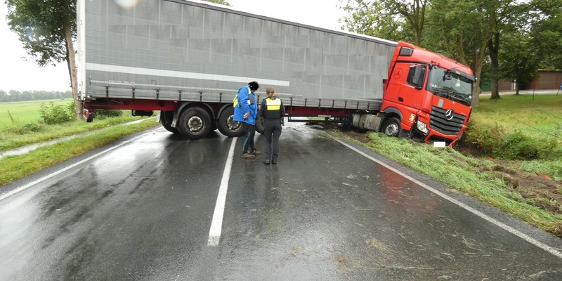 POL-CUX: Sattelzug verunfallt auf der B495 im Bereich Lamstedt-Hollnseth und blockiert die Fahrbahn - aufwändige Bergung (Foto im Anhang) - Foto: presseportal.de