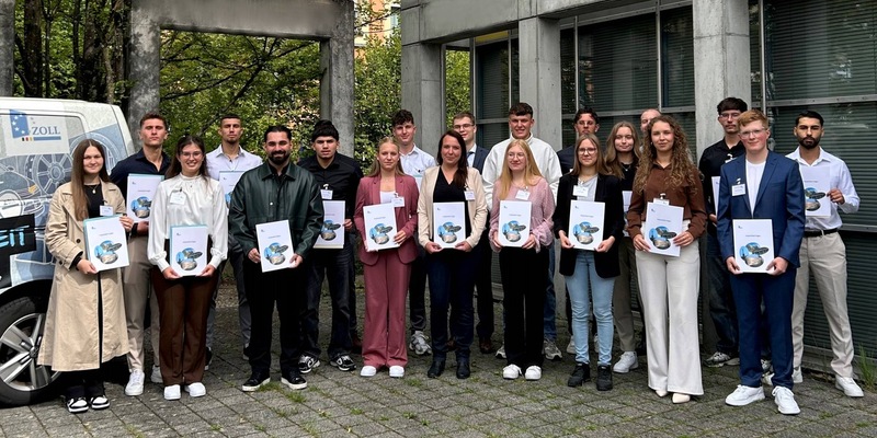 HZA-SI: Berufseinsteiger beim Hauptzollamt Singen/ 42 junge Menschen starten ihre Ausbildung bzw. ihr Studium beim Hauptzollamt Singen - Foto: presseportal.de