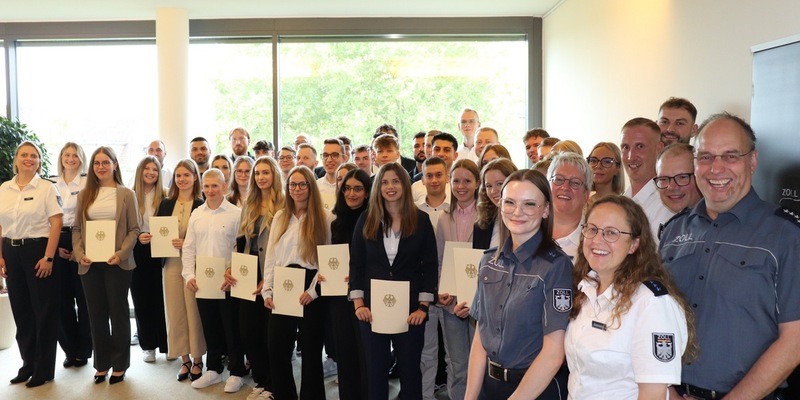 HZA-GI: Feierliche Vereidigung von Nachwuchskräften für den Gießener Zoll 39 Anwärterinnen und Anwärter starten beim Hauptzollamt Gießen ins Berufsleben - Foto: presseportal.de