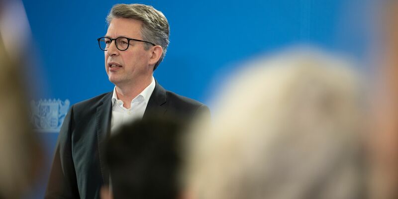 Bayern Kunstminister Markus Blume will mit der Rückgabe der Werke einen «Versuch der Wiedergutmachung in Richtung der Opfer unternehmen». (Archivbild). - Foto: Leonie Asendorpf/dpa