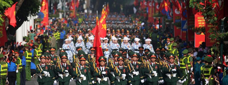Die rote Nationalflagge mit gelbem Stern war allgegenwärtig. - Foto: Luong Thai Linh/Pool EPA/AP/dpa
