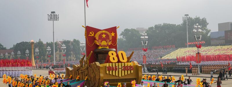 Die Parade fand auf dem Ba-Dinh-Platz statt, wo Ho Chi Minh vor 80 Jahren die Unabhängigkeit verkündet hatte. - Foto: Vincent Thian/AP POOL/AP/dpa
