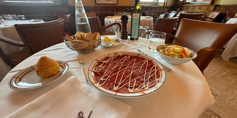 Meist wird Carpaccio als Vorspeise servert. - Foto: Christoph Sator/dpa