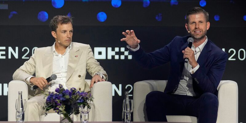 Gründer wie Präsidentensohn Eric Trump (rechts im Bild) dürfen ihre WLFI-Bestände vorerst nicht verkaufen. (Archivbild) - Foto: Altaf Qadri/AP/dpa