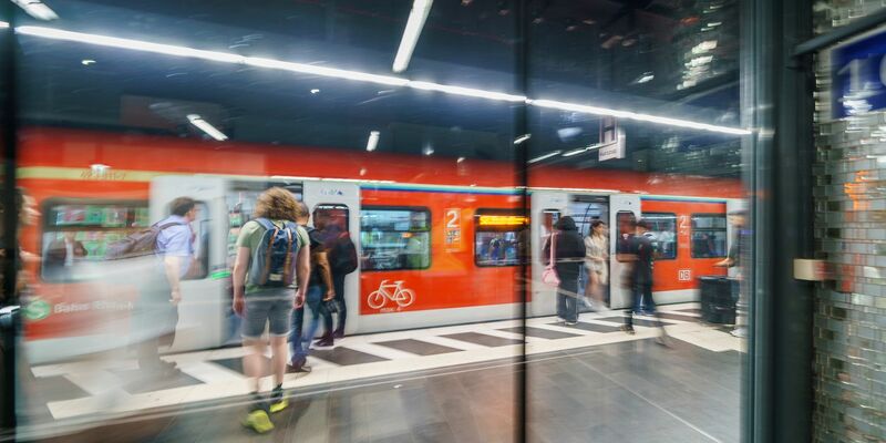 Pendeln gehört für Studenten oft zum Alltag. (Symbolbild) - Foto: Andreas Arnold/dpa