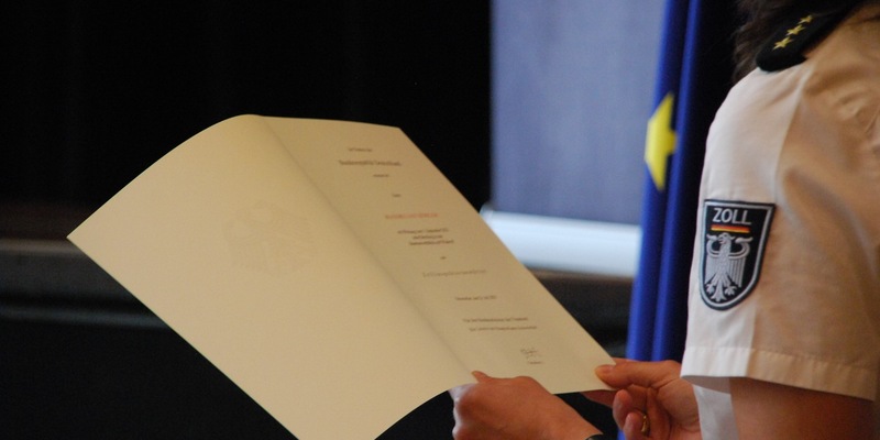 HZA-SW: Berufseinsteiger beim Hauptzollamt Schweinfurt/ 23 neue Nachwuchskräfte starten ihre Zoll Karriere - Foto: presseportal.de